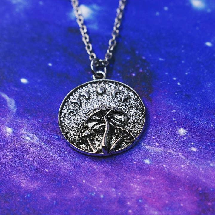 JorieJewelry – wholesale Hänge-/berlockhalsband – Svamphalsband med månfas, wicca smycken, häxa, gotisk, förtrollad skog