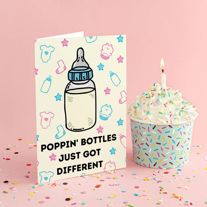 Biglietto per baby shower «Poppin' Bottles Just Got Different» per la vendita all'ingrosso da parte di Very Pun Stuff