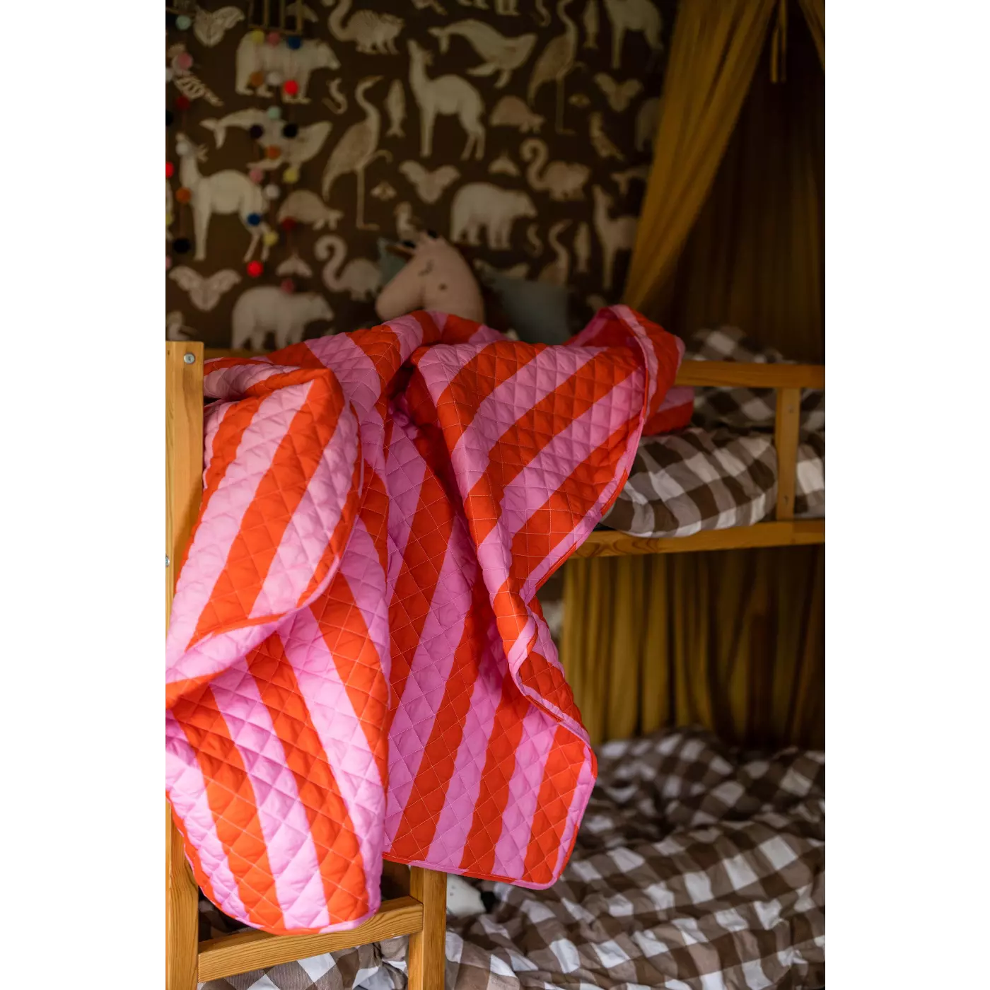 Lempi Lifestyle - Wholesale Throw Blanket - Lempi Red Pink Stripe Tikkitäkki4