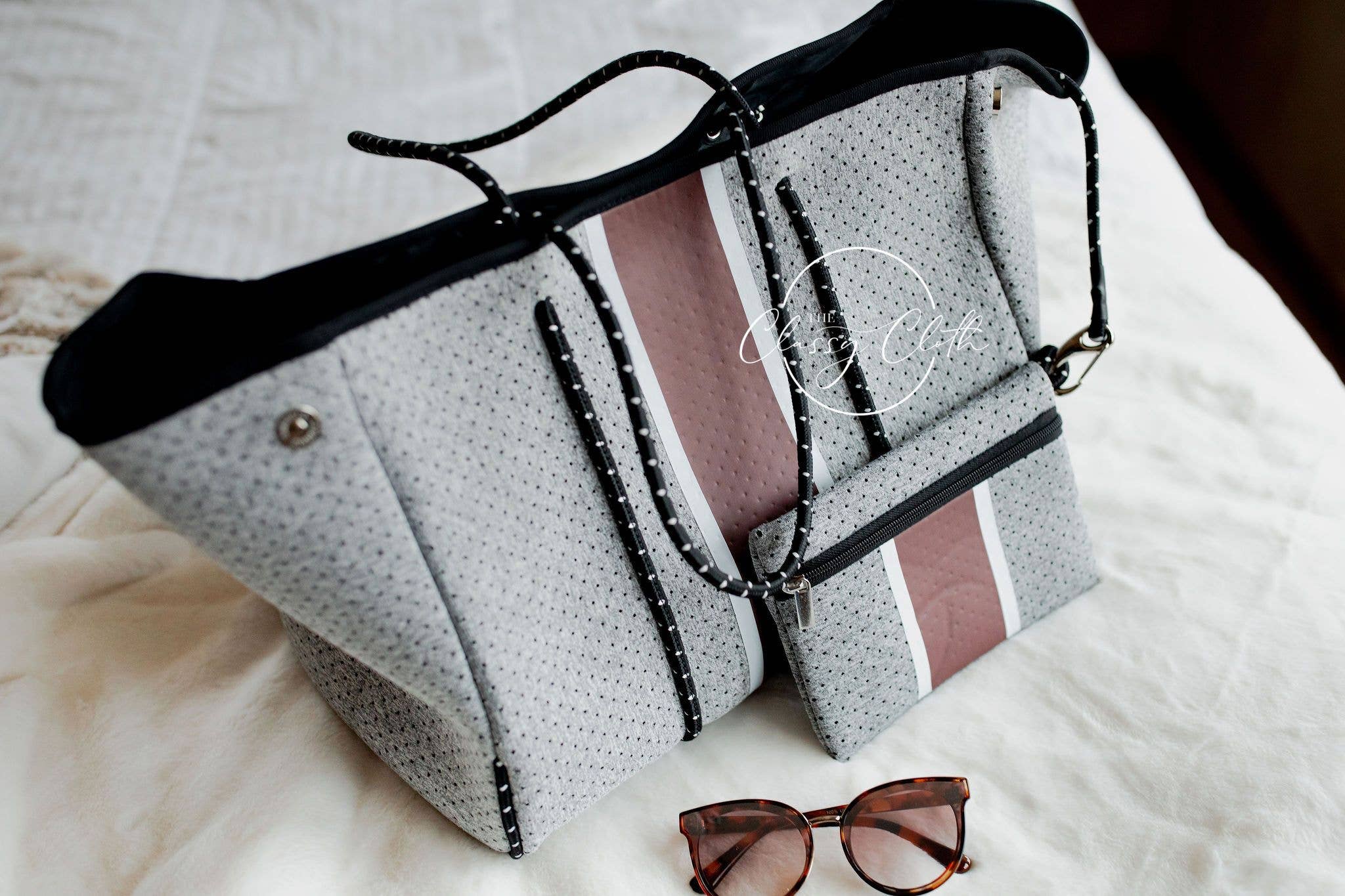 The Classy Cloth WS – Saco de praia por atacado – Bolsa de Praia - Cinza com Escuro Borgonha Central Stripe RTS1