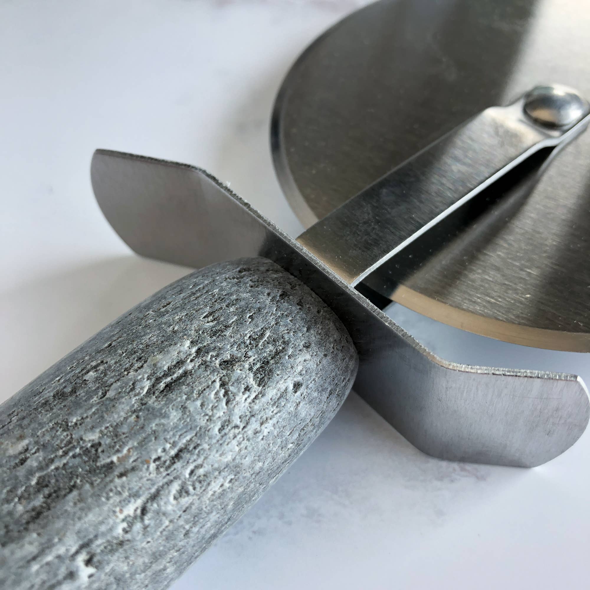 Funky Rock Designs – Großhandel Pizzaschneider – Effizientes Pizzarad mit Steingriff3