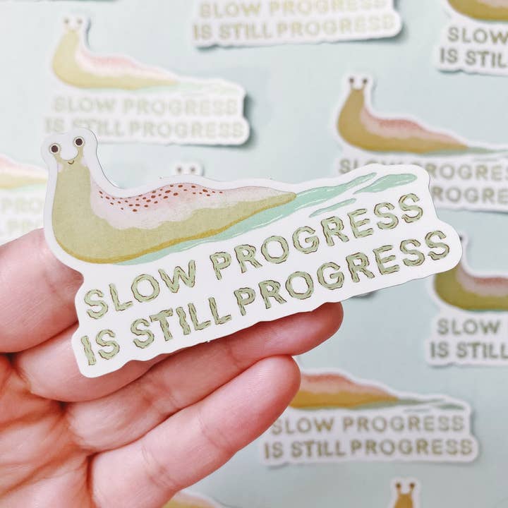 Adesivo semi metálico progresso lento ainda está progredindo | adesivo de vinil | adesivo de laptop | adesivo de garrafa de água por atacado de Miranda Lynn Designs
