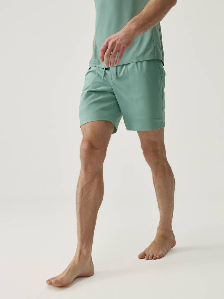 Short Rhein Salvia Green pour la vente par Born Living Yoga