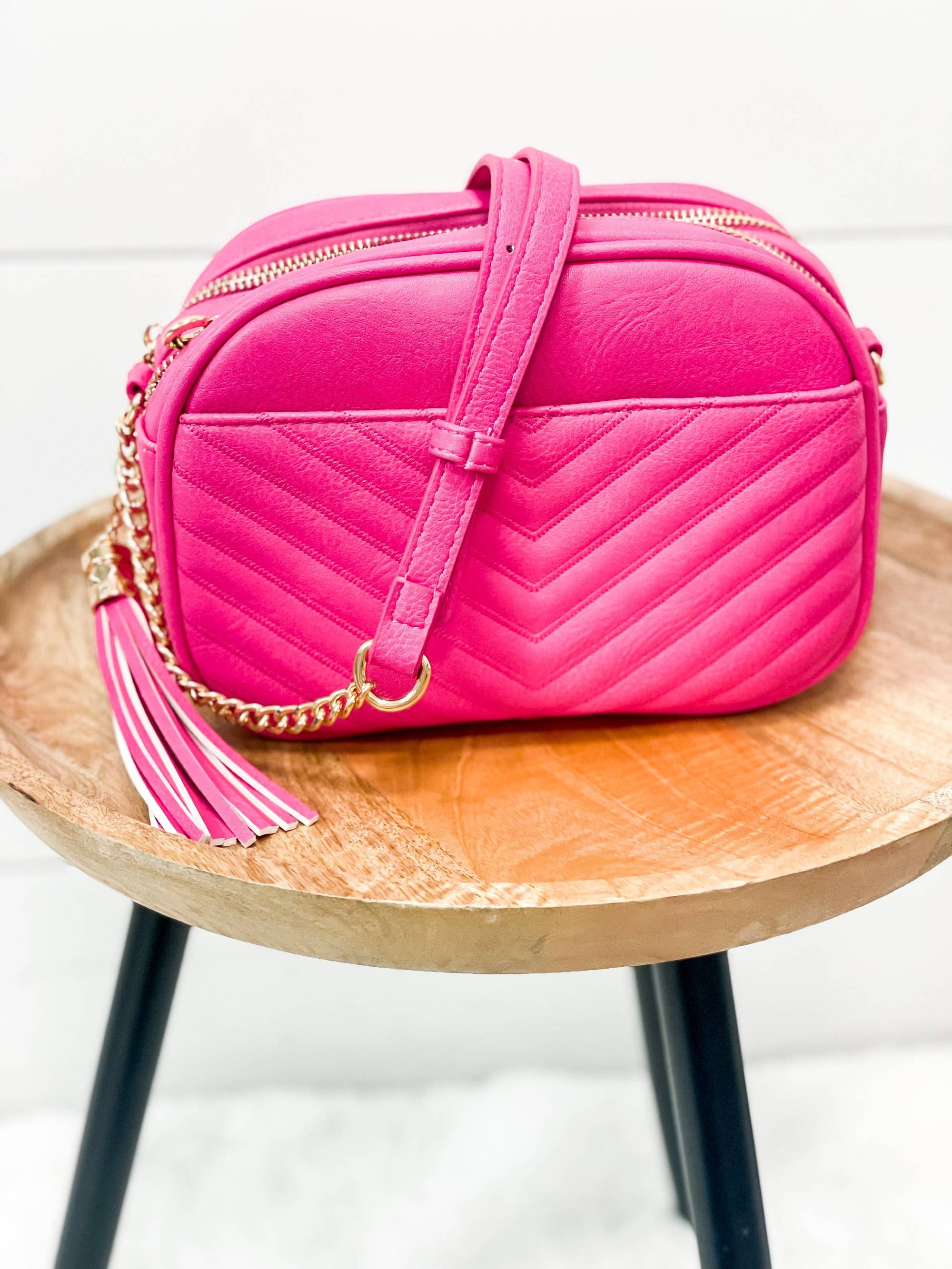 MiMi Wholesale - Vente Sac à bandoulière – femme - Sac à bandoulière Veronica à pompons cousus en V avec fermeture éclair3