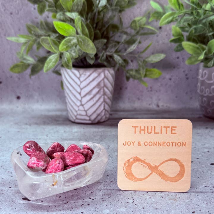 Carte d'information sur le cristal avec bois - Thulite (Norvège) pour la vente par Blaze Design Co.