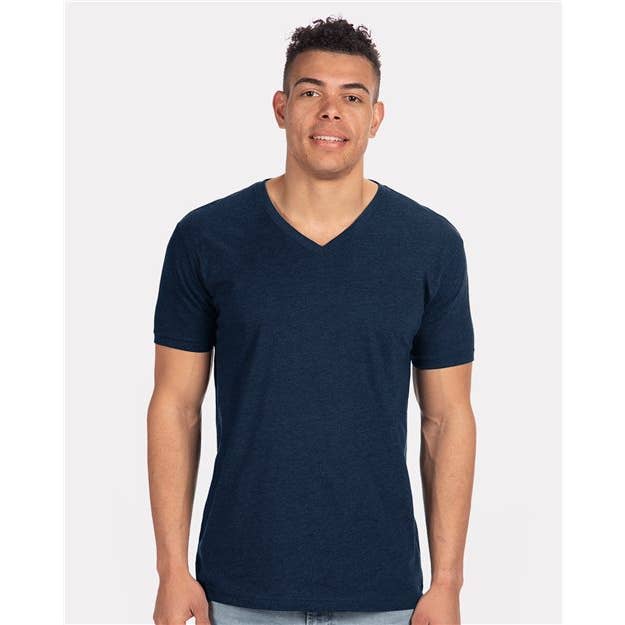 Next Level - T-shirt à col en V CVC unisexe pour la vente par Lucky Avocado