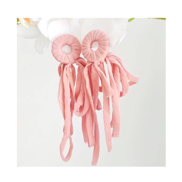 Orecchini in tessuto con nappine per la vendita all'ingrosso da parte di Aprilis Creations