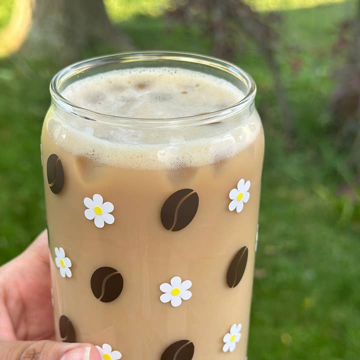 Kaffebønne og margueritter 16oz glasbæger med låg og sugerør for engroshandel hos Jessdreams Creations LLC