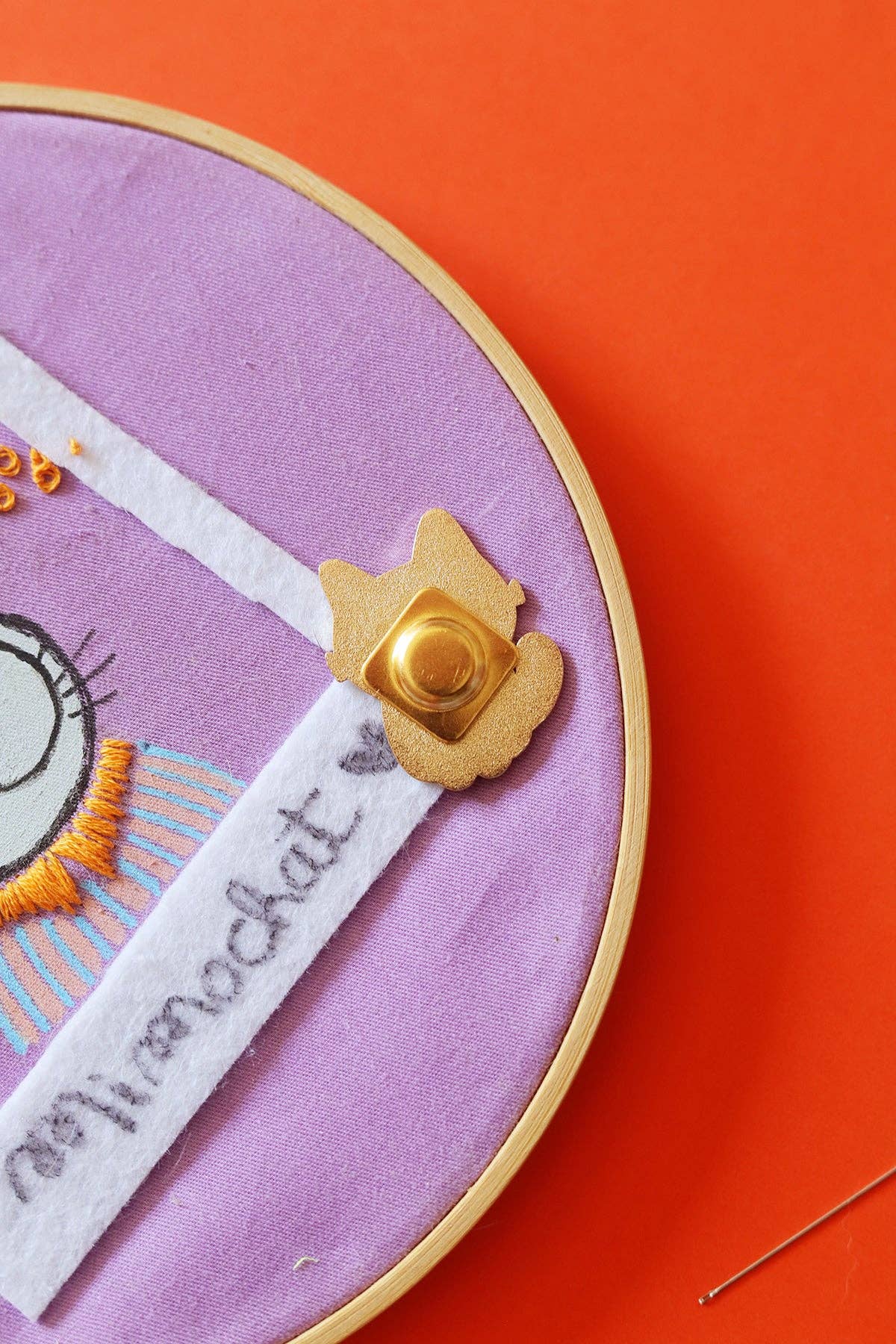 Poulette Magique - Wholesale Embroidery/Cross Stitch Supplies - Magnetic Pin Magical Cat – Needle Minder Needle Holder2