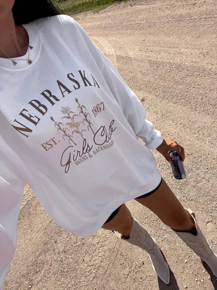 Felpa Nebraska Girls Club - Bianca per la vendita all'ingrosso da parte di The Neutral Club Co.