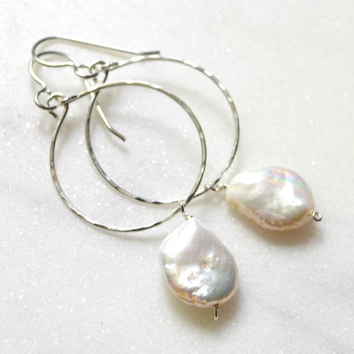 Créoles en perles d'eau douce crème pour la vente par Salty But Sweet