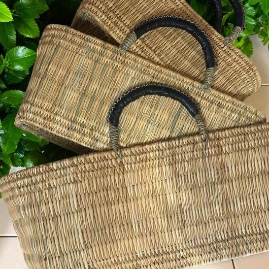 Panier de rangement en roseau – Poignées en cuir noir pour la vente par HandmadeBestSeller