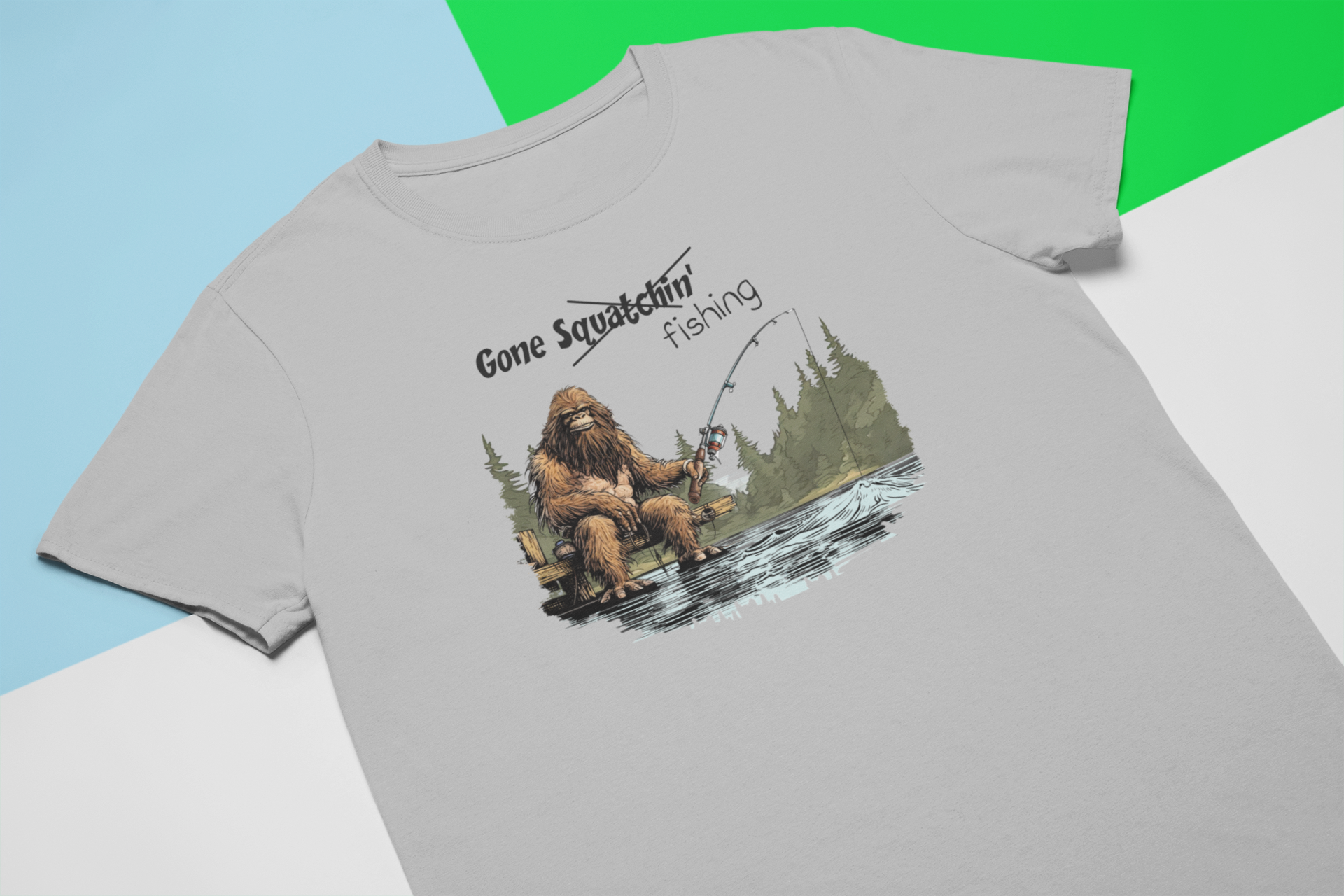 Squatchin’ Country - Vendita all'ingrosso Maglietta stampata - Unisex - T-shirt da pesca Bigfoot - Keepin' it reel con la tua posizione2