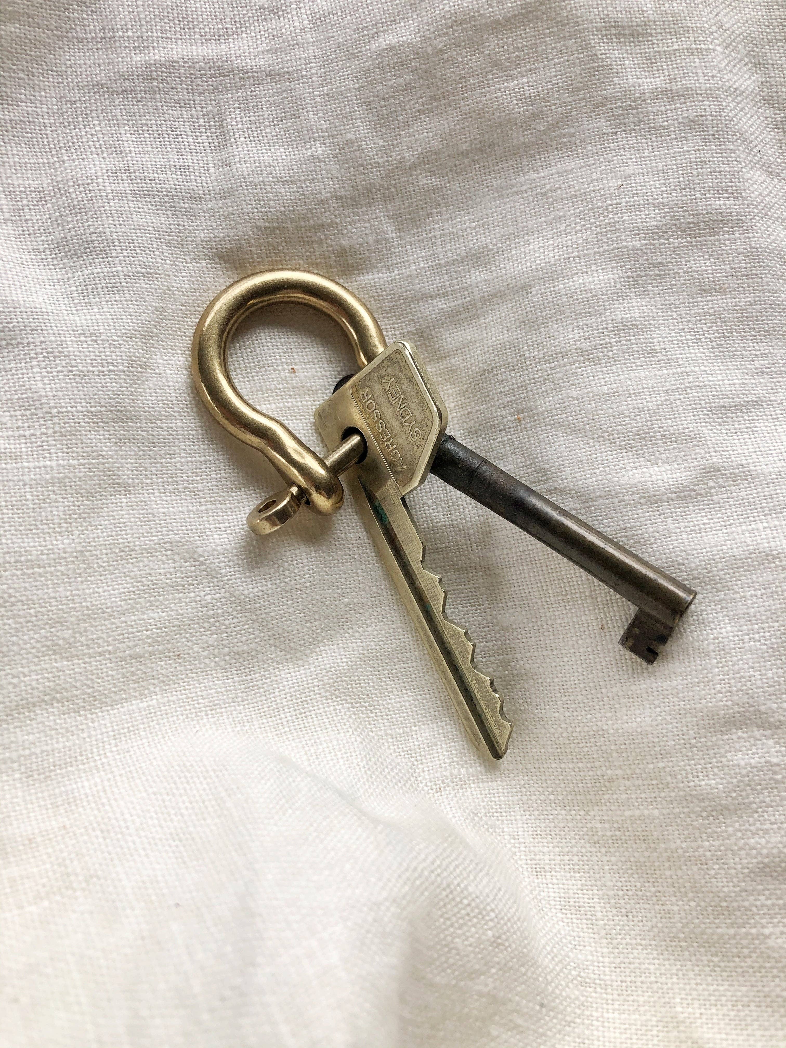 Tamboon Leather Co - Wholesale Keychain - Unisex - Japanese Brass Shackle Key Keeper1