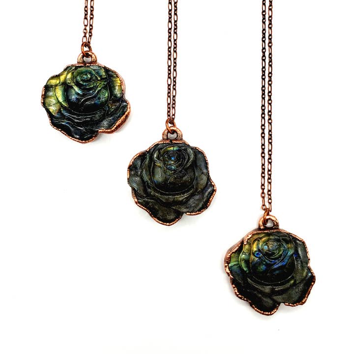 Collana rosa intagliata in labradorite per la vendita all'ingrosso da parte di MergingMetals