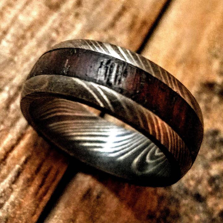 HTR4 - Damaskus Ring: Indlagt afrikansk wengeforing - UNIK - Kun hos HomeTown Knives for engroshandel hos HomeTown Knives.