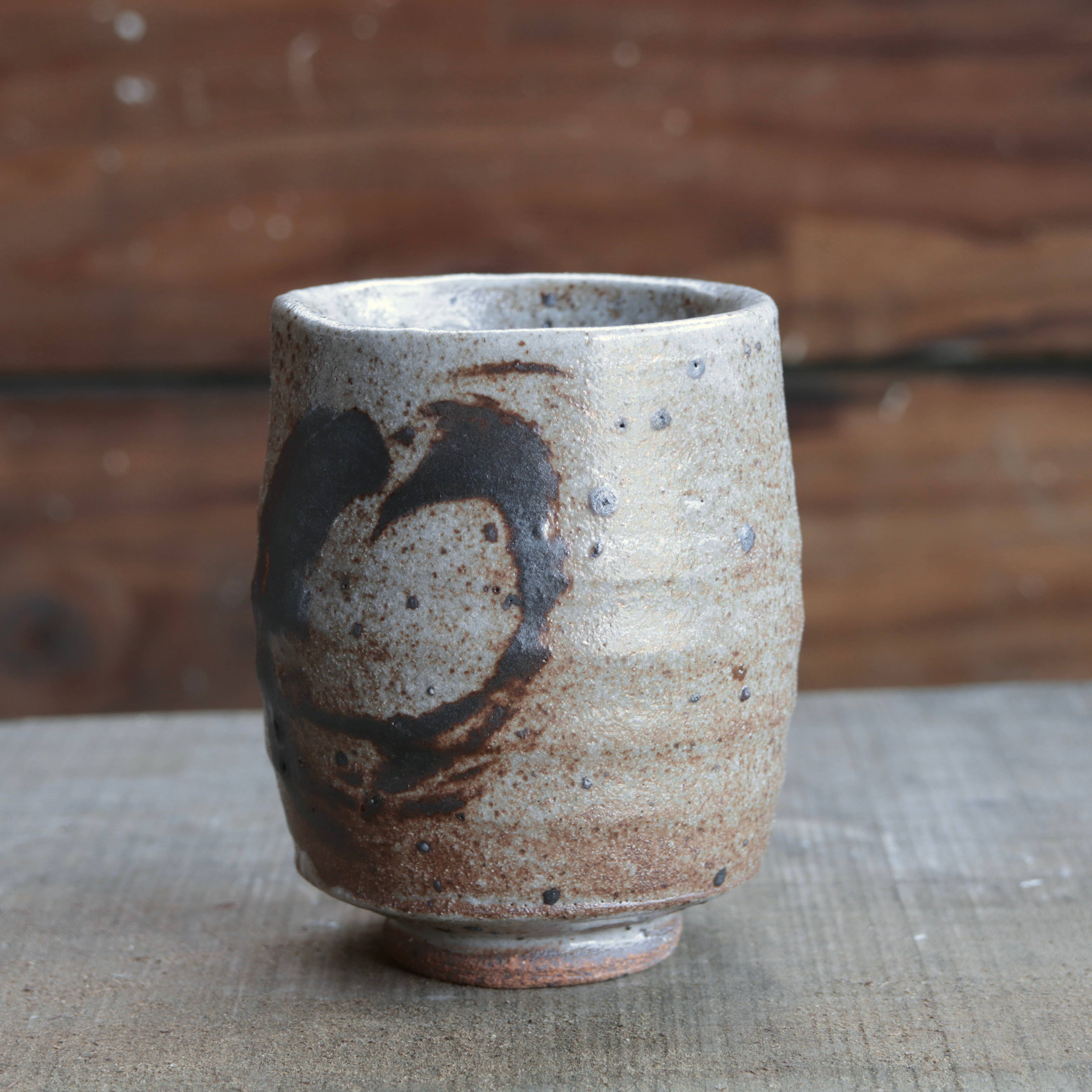 Matt Fishman Pottery - Venta al por mayor Taza - Yunomi de Arcilla Silvestre con Vidriado de Granito y Decoración de Hierro10