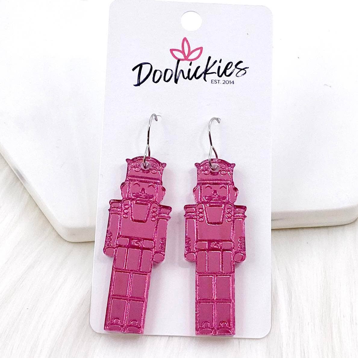 Doohickies - Vente Boucles d'oreilles pendantes - Boucles d'oreilles de Noël en acrylique "Casse-noisette" 2"1