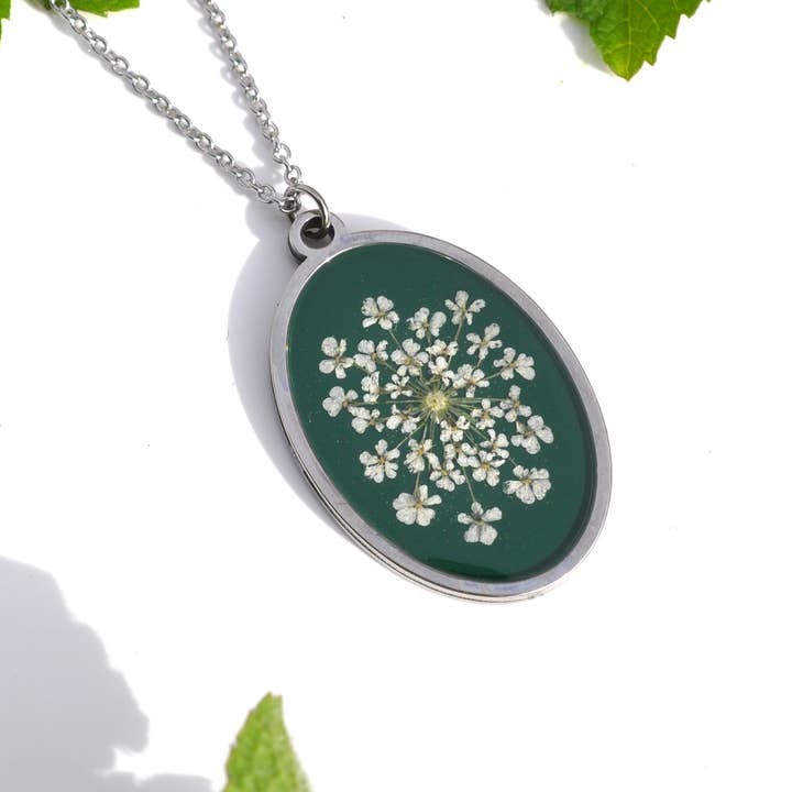 Collier ovale à fleurs pressées pour la vente par My Beverly Jewelry