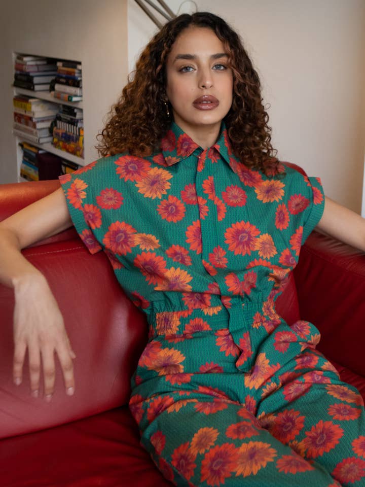 Agou röd jumpsuit med prästkrageprint för wholesale av IN OUR NAME