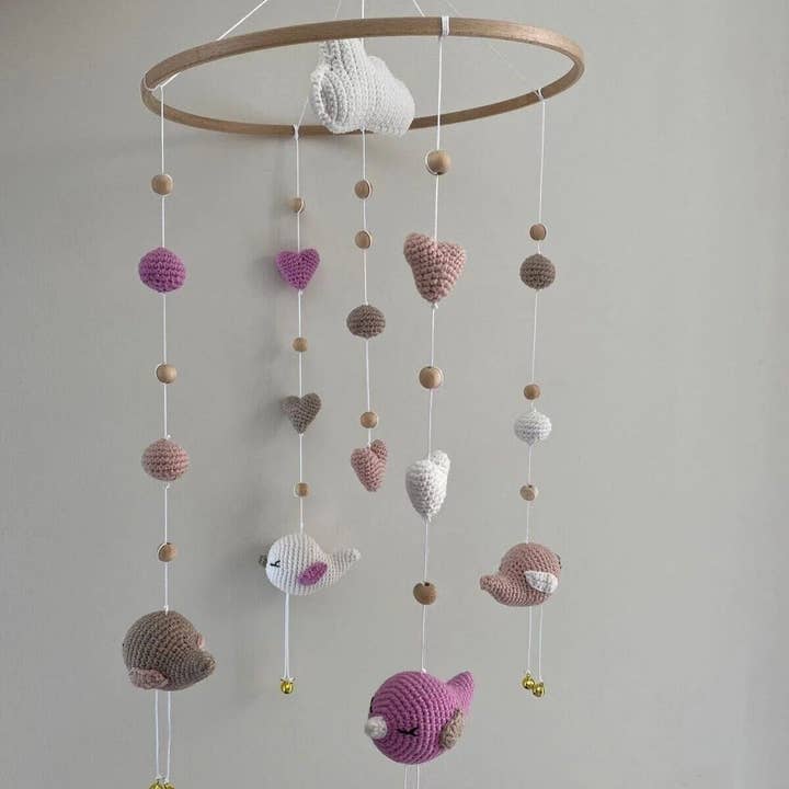 Móvil de bebé con pájaros y nubes de ganchillo 🐥✨☁️❤️ para venta al por mayor de Joy Gift London