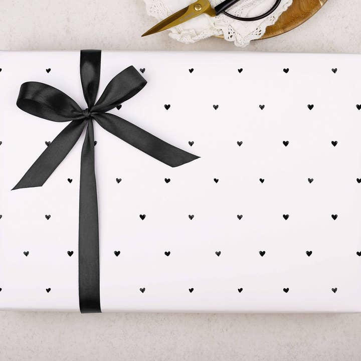 Papier cadeau Black Heart pour la Saint-Valentin | Feuille d'emballage cadeau pour la vente par Making Meadows Ltd