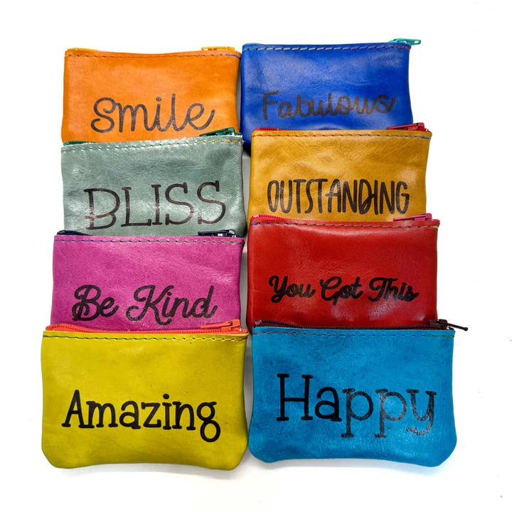 Pochette in pelle con scritta «Inspirational Word» extra piccole per la vendita all'ingrosso da parte di Vicki Jean Leather Design Co.