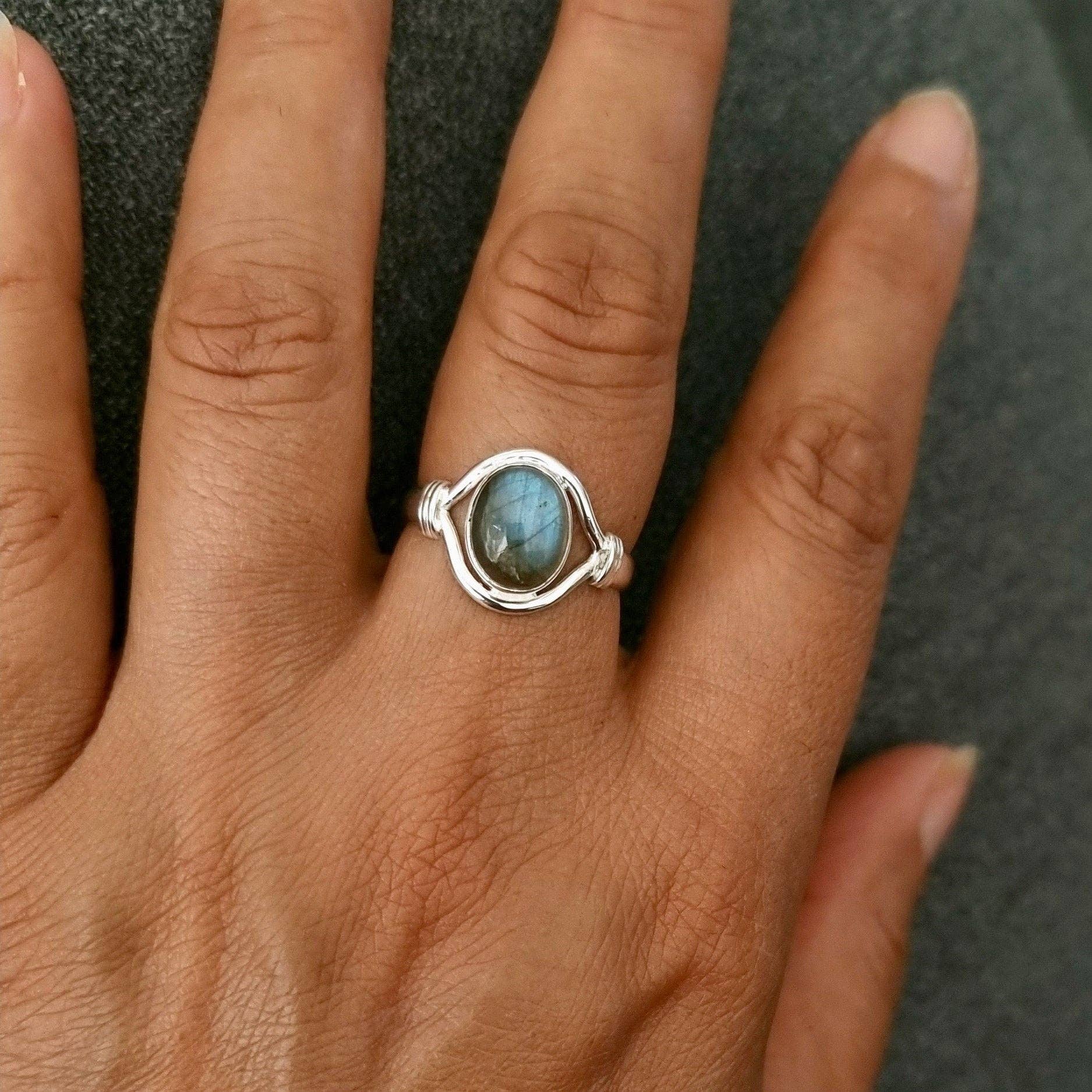 Mistry Gems - Vendita all'ingrosso Anelli con pietra singola/solitario - Anello Ovale Unisex in Labradorite | Argento Sterling 925, R13LAB3