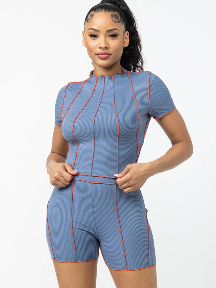 Set top e pantaloncini con finitura Merrow con impunture a contrasto per la vendita all'ingrosso da parte di Julia by LoveJ