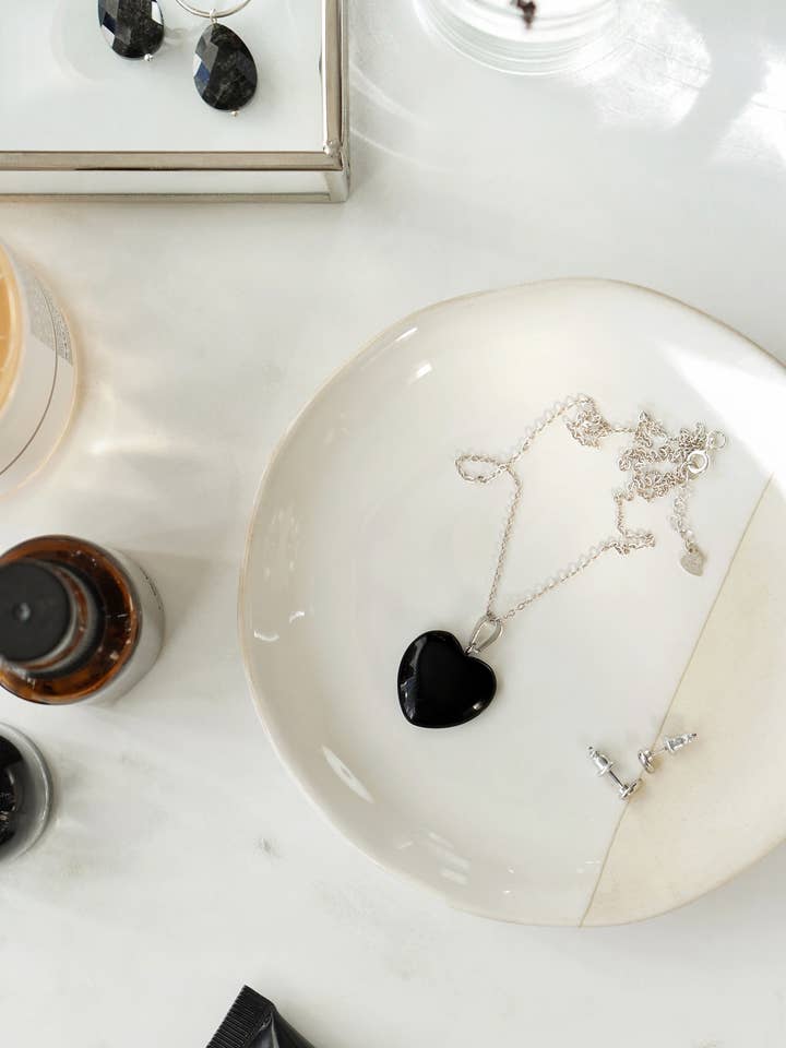 Collier avec pendentif en forme de cœur en obsidienne noire en argent sterling 925 pour la vente par Xander Kostroma