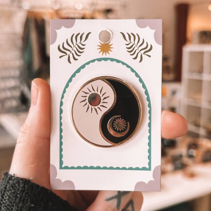 Betty Ratbag – wholesale Lapel pin/button – Sun & Moon Yin Yang Enamel Pin0