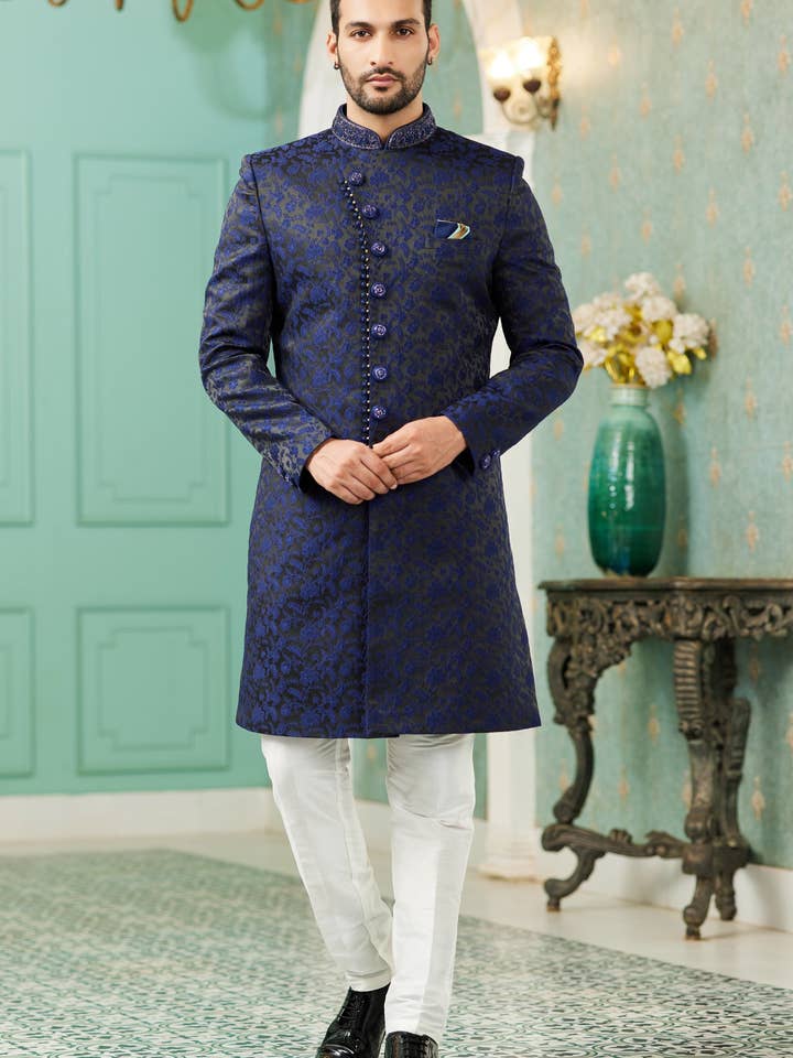 Costume de mariage en soie jacquard bleu indowestern longue kurta et pantalon pour homme - Travail à la main pour la vente par HATKE BRIDE