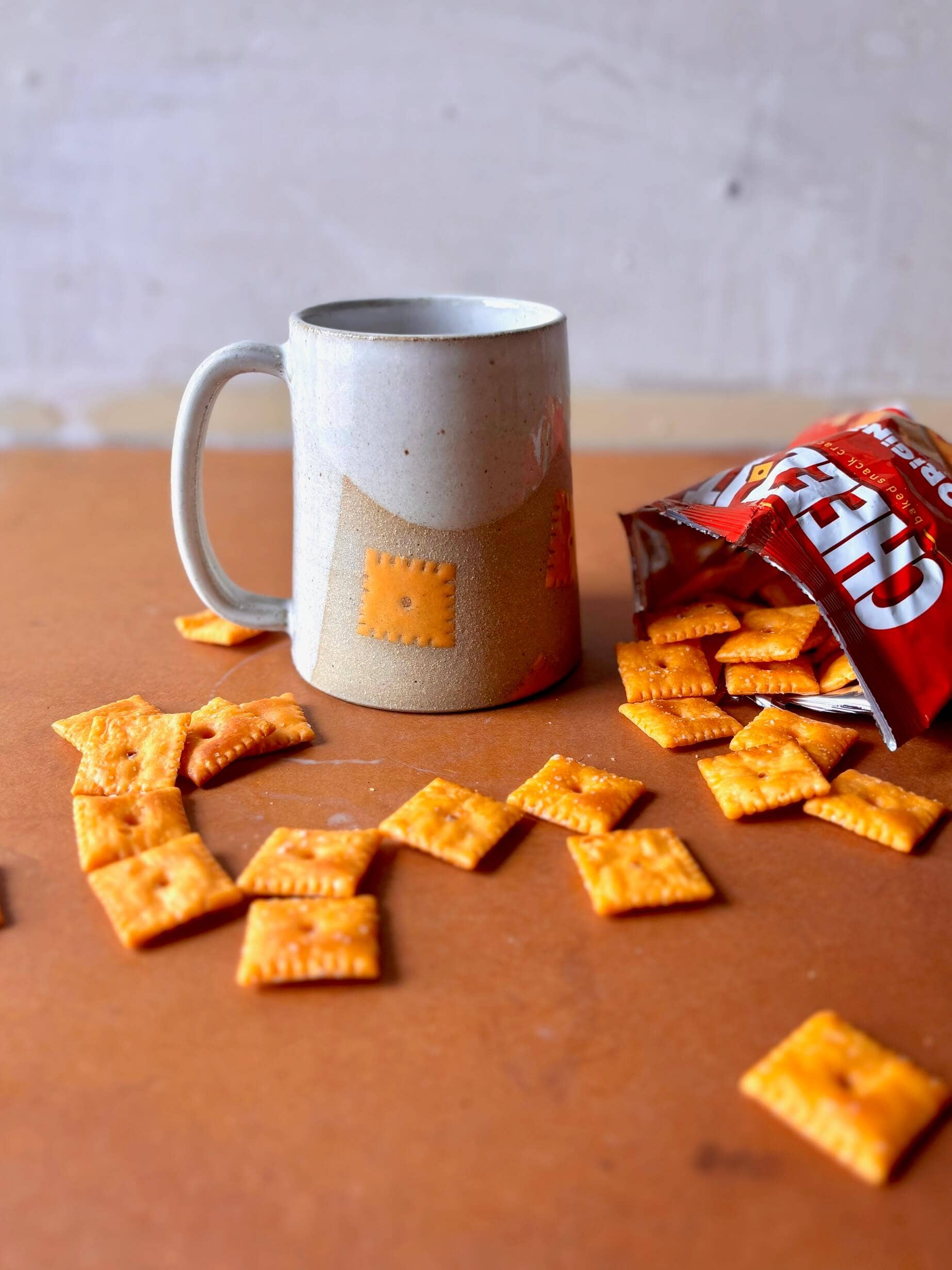 ROB Ceramics – wholesale Kaffekoppar – Cheez It Mugg Handgjord Keramik5