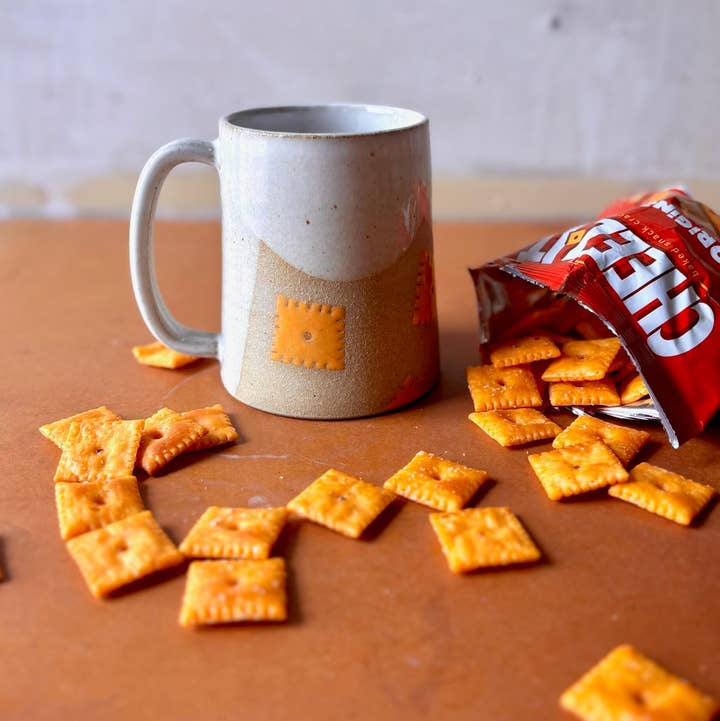 ROB Ceramics – wholesale Kaffekoppar – Cheez It Mugg Handgjord Keramik5