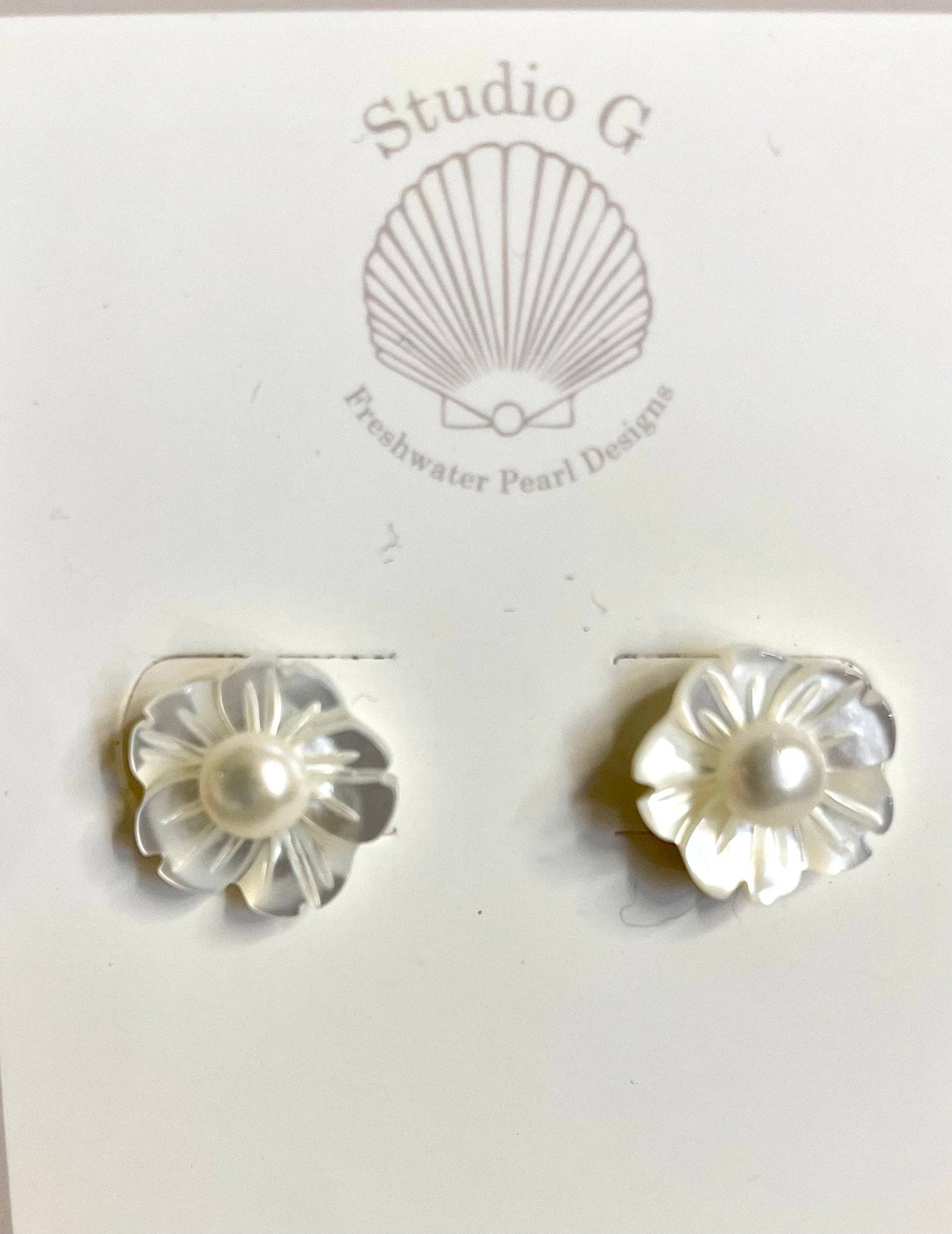 Studio G - Venta al por mayor Pendientes de botón/aretes de poste - Pendiente pequeño con forma de flor grabada #937