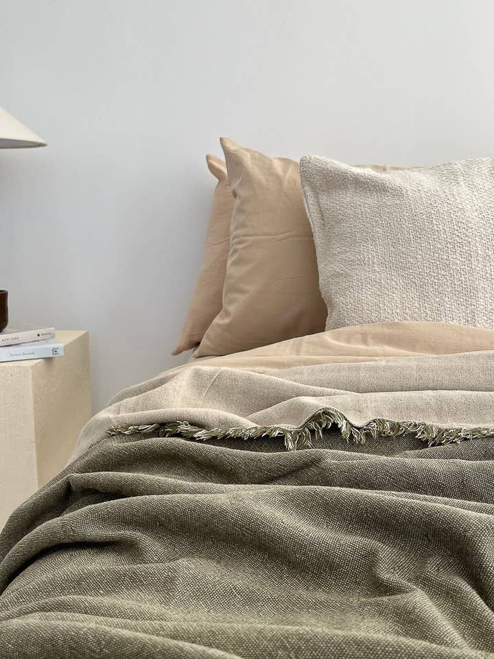 Jeté en lin à franges et couverture de lit pour la vente par Anaya Home