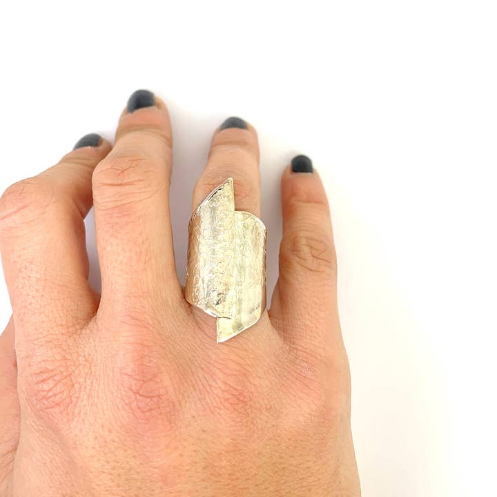 Silberner Faltenring für den Großhandel von Dora kapousouzi Jewellery