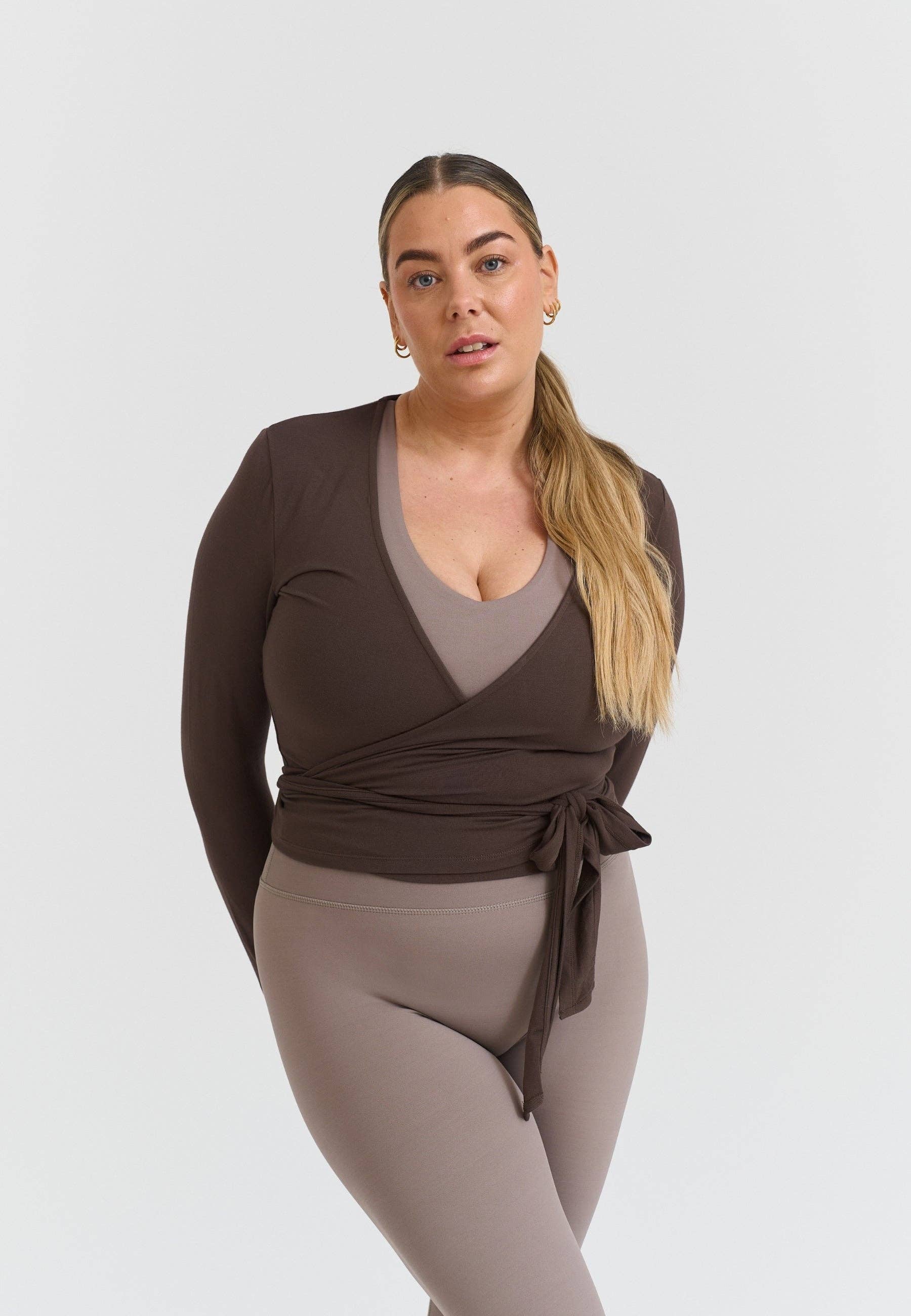 Sisterly Tribe – Parte de cima de desporto - Mulher por atacado – Top Soft Ballet Wrap - Espresso4