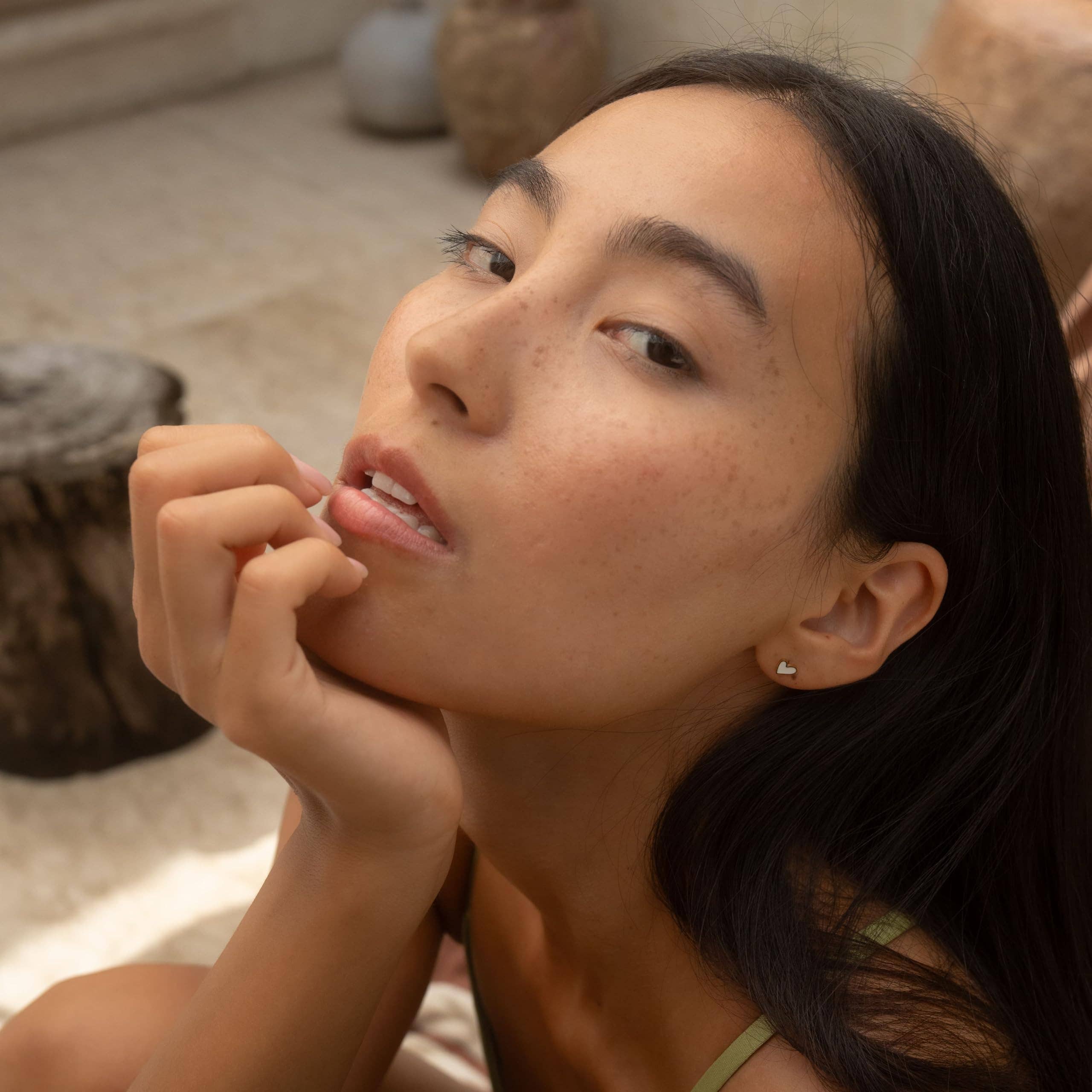 Made By Nami - Wholesale Stud/Post Earrings - Heart-shaped earrings in gold/white, made of stainless steel2