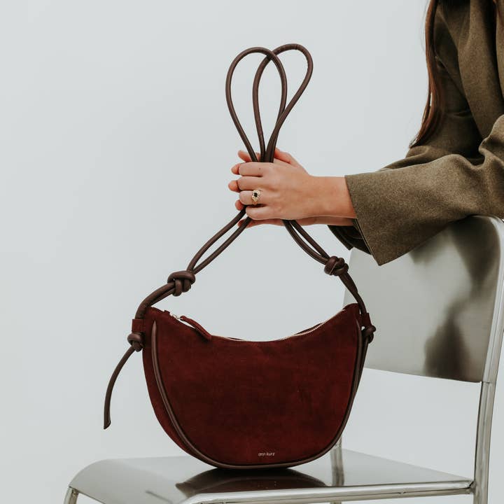 Demi-lune avec nœuds - Mélange bordeaux pour la vente par Ann Kurz