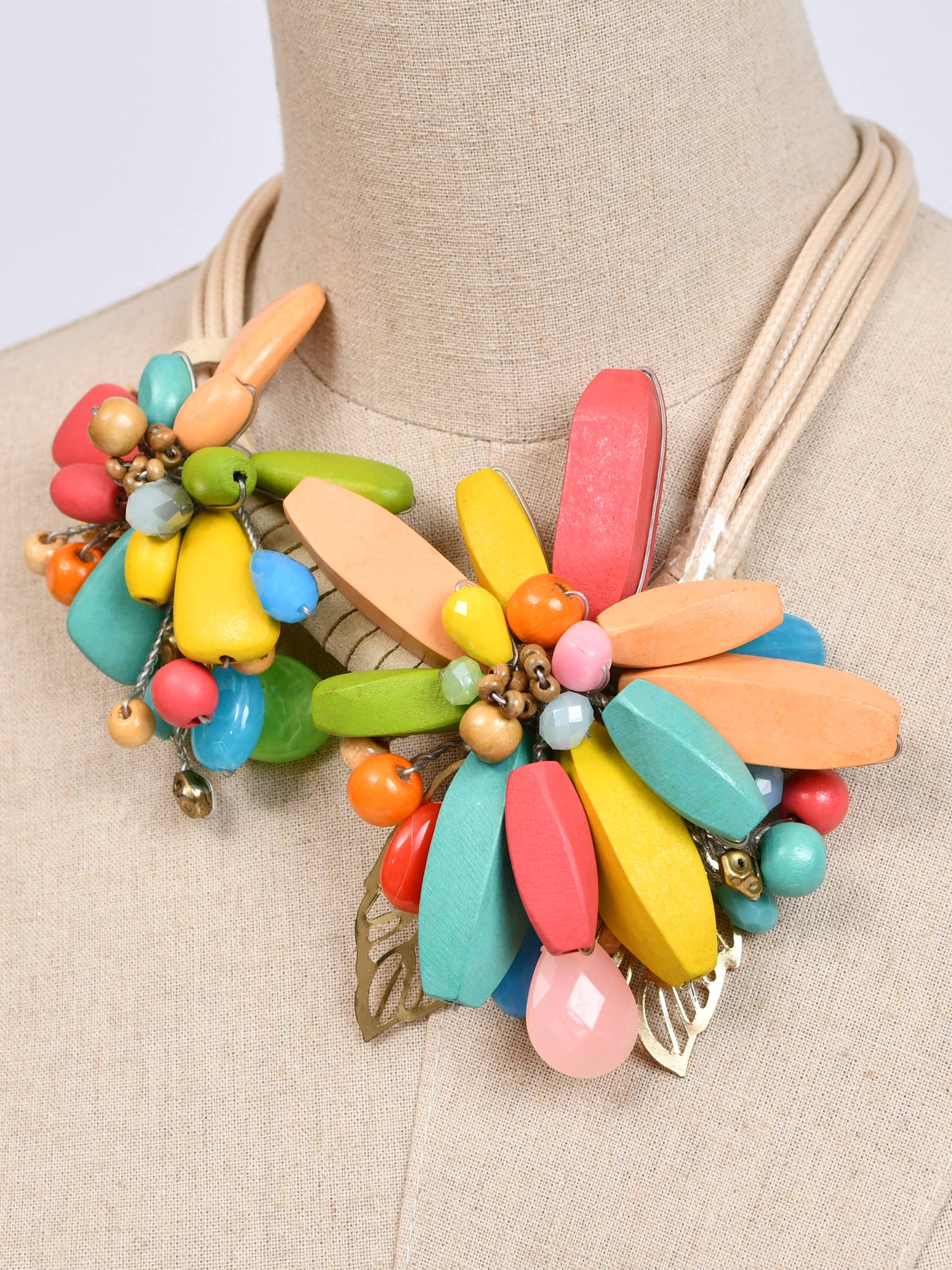 Victoria Moda – Engroshandel Halskæde med vedhæng – Kort blomsterhalskæde i træ3