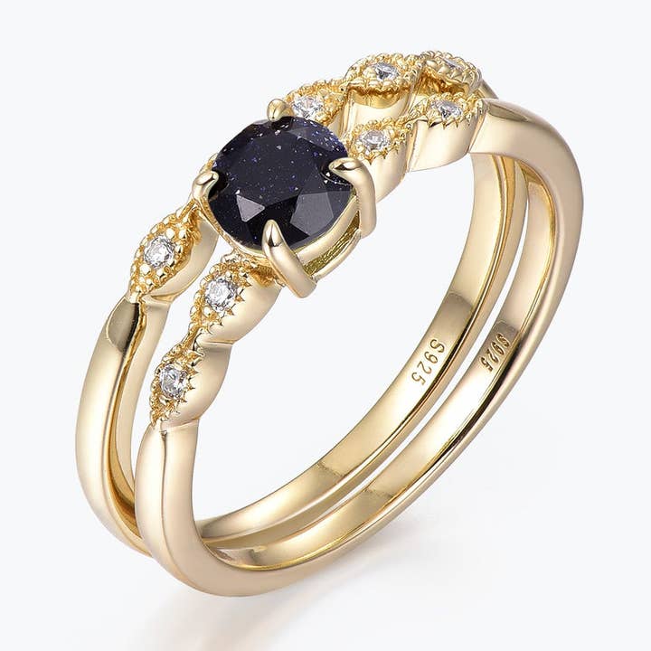 Bague de fiançailles ronde en pierre dorée bleue Dissoo® et alliance ancienne en forme de petite marquise pour la vente par Dissoo