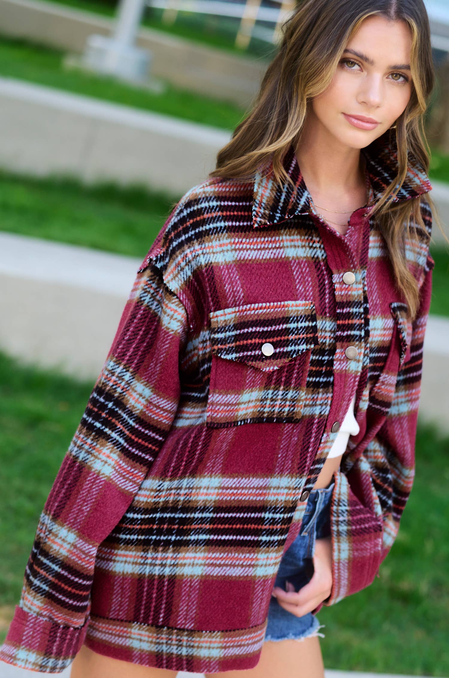 La Miel – Großhandel Hemdjacke/Shacket – Damen – JKT1797-Hemdbluse mit kariertem Knopfverschluss und Taschen in lockerer Passform18