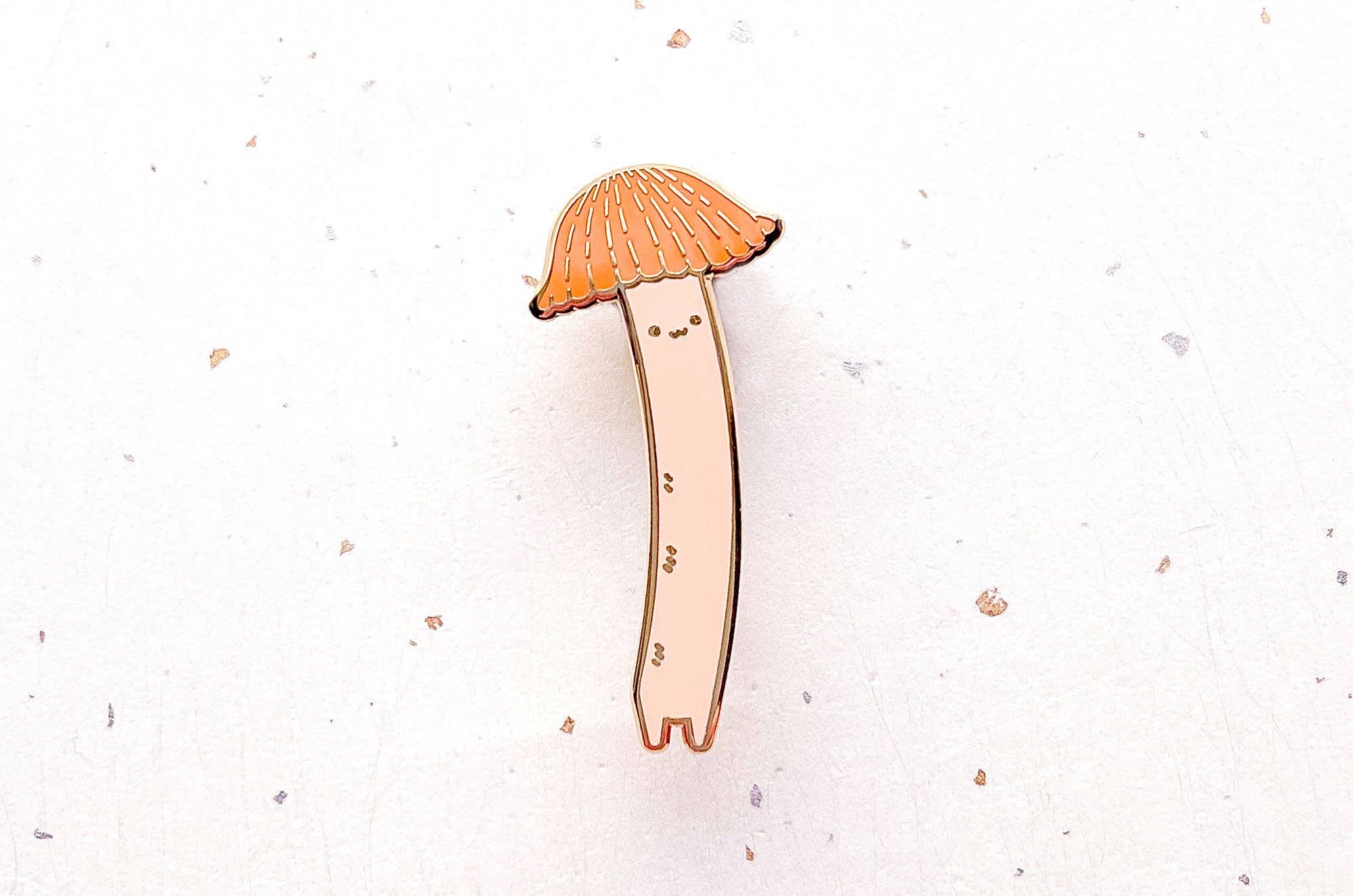 Alum and Ink – Großhandel Anstecker/Button – Chibi Orange Bonnet Mushroom (Mycena acicula), emailliert