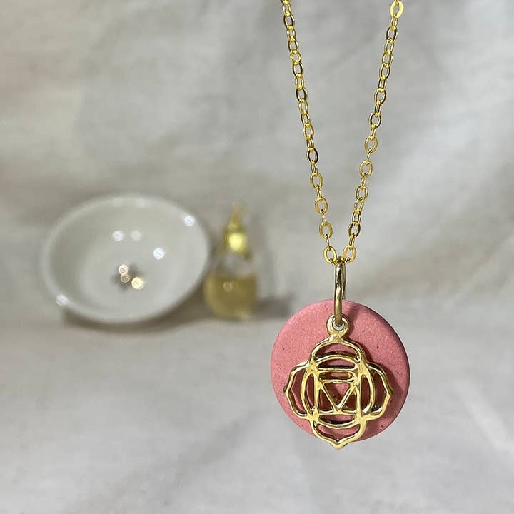 Chakra raiz: Muladhara, colar difusor de óleo essencial, pingente de aromaterapia, joias de latão, presentes significativos para a mãe por atacado de Belen Berganza