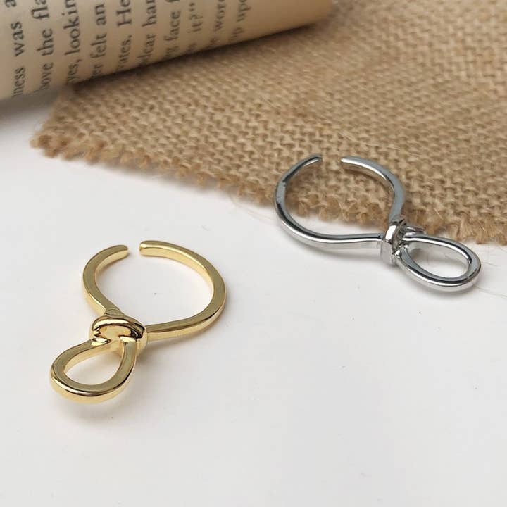 Ear cuff minimalista con nodo in un unico pezzo - Oro e argento per la vendita all'ingrosso da parte di LanLivia