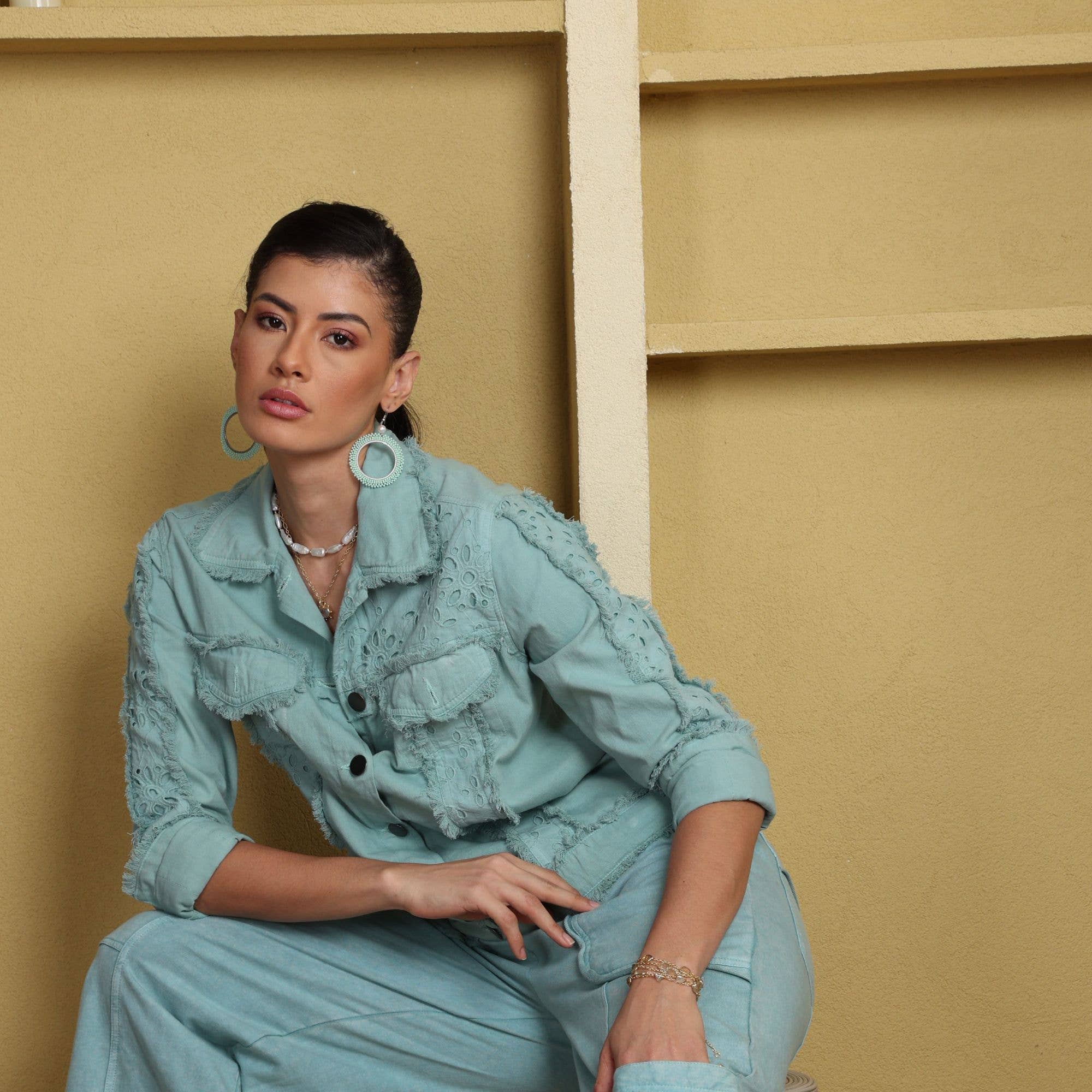 Avani Del Amour – Engroshandel Denimjakke - Dame – Twill denimjakke med maljedetaljer7