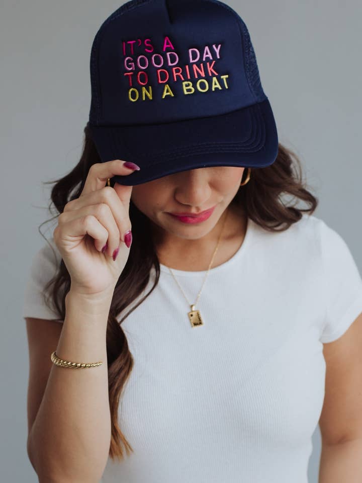 Navy-Trinkhut auf einem Boots-Trucker-Hut für den Großhandel von Panache Apparel Co.