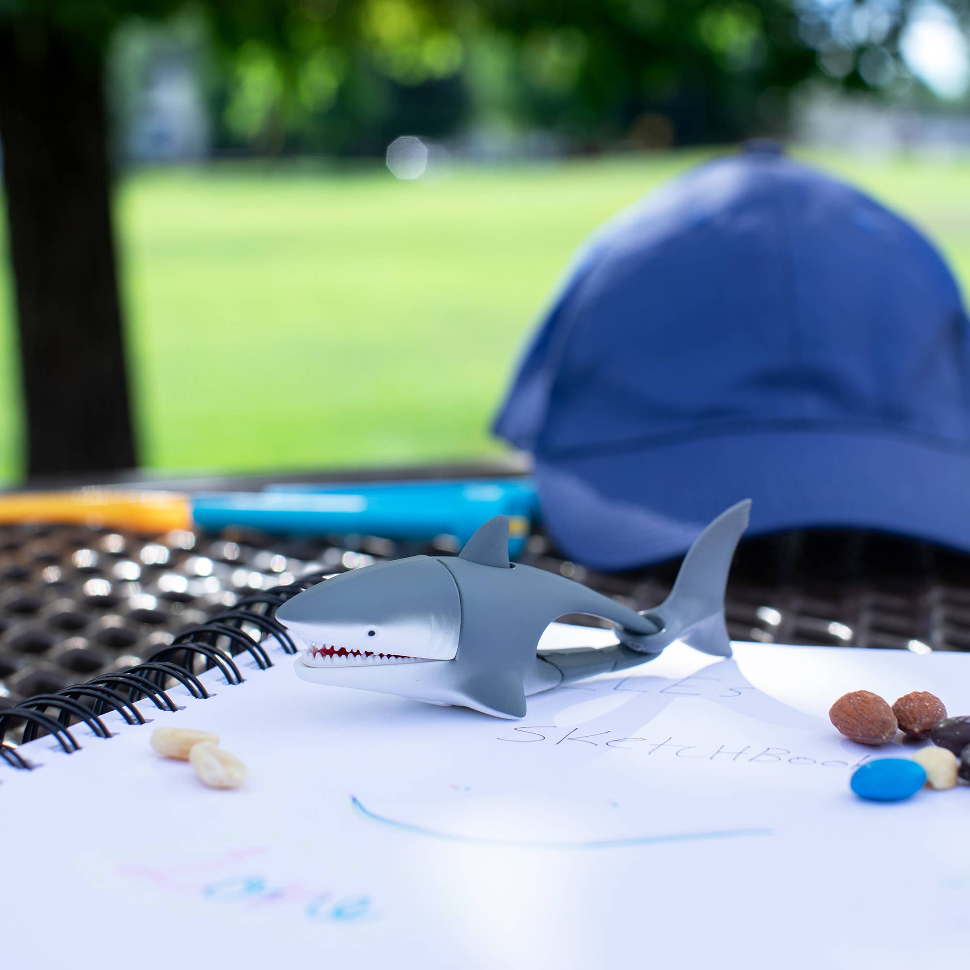 Big Discoveries / Sun Co. - Wholesale Light-Up Toy - Kids & Baby - LifeLight Animal Carabiner Flashlight - Shark2