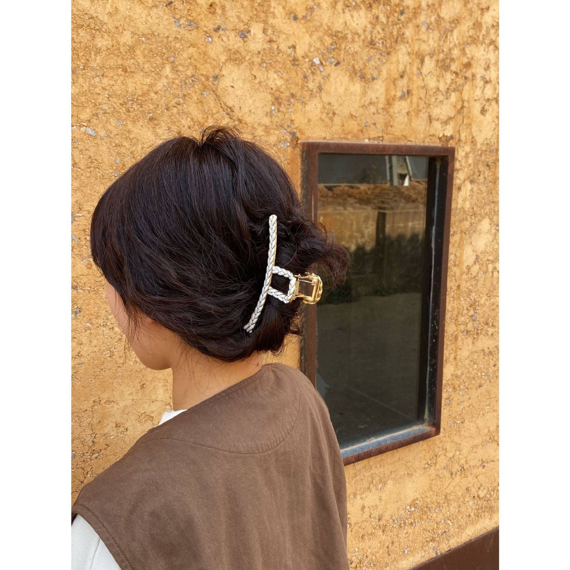 LadyJuneAccessories – Engroshandel Hårspænde - Dame – Store hvide hårklemmer i guldmetal med twistet hårklo2